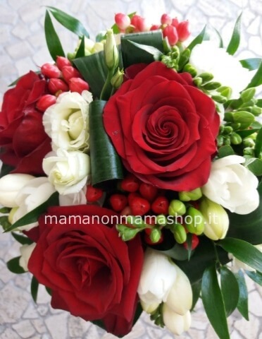 Bouquet di rose rosse e fiori bianchi small
